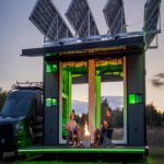 “Olvídate del camping tradicional: esta innovadora estación solar incluye dos habitaciones, terraza y área de cocina”