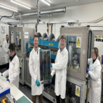 Despedida a la instalación de paneles solares: la innovación que permite adherir células fotovoltaicas a cualquier superficie como si fueran adhesivos.