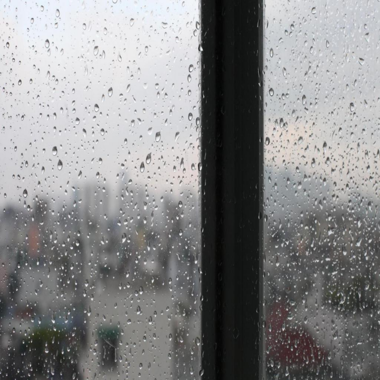Despedida a los paneles solares: la innovación que produce energía a partir de las gotas de lluvia y ha multiplicado su eficiencia.