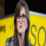 Cathie Wood visita El Salvador para impartir una charla sobre inteligencia artificial y Bitcoin