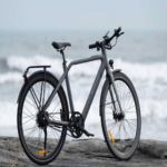 La robusta bicicleta eléctrica con sistema automático de tres velocidades: libre de mantenimiento y autonomía de 100 kilómetros