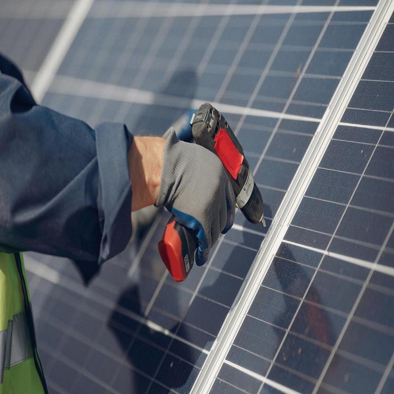Un dispositivo que incrementa el rendimiento de los paneles solares sin modificarlos: reduce el calor y mejora la eficiencia.