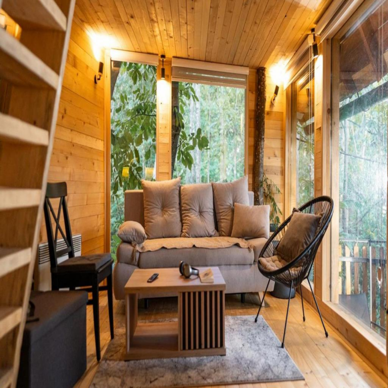 La vivienda modular más popular en España tiene un precio inferior a 8.000 euros: dos niveles y grandes ventanales.