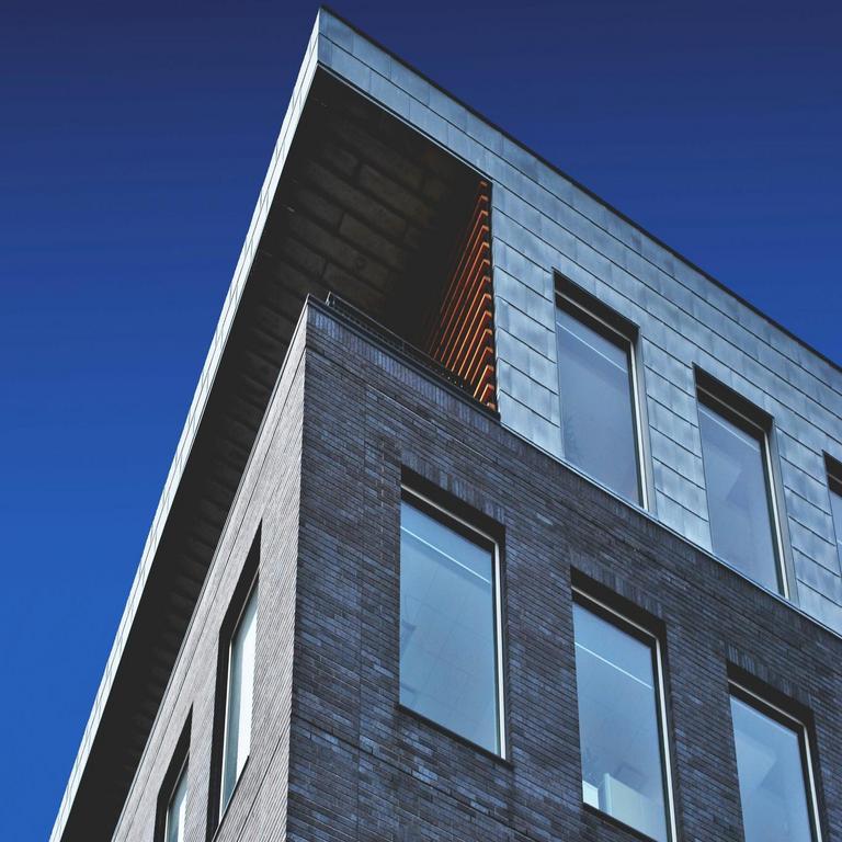 “Revolución energética: ventanas que producen electricidad, la innovación que supera los paneles solares tradicionales”