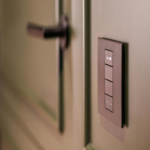 “Cómo conectar un timbre inteligente a una cerradura inteligente y sus beneficios”
