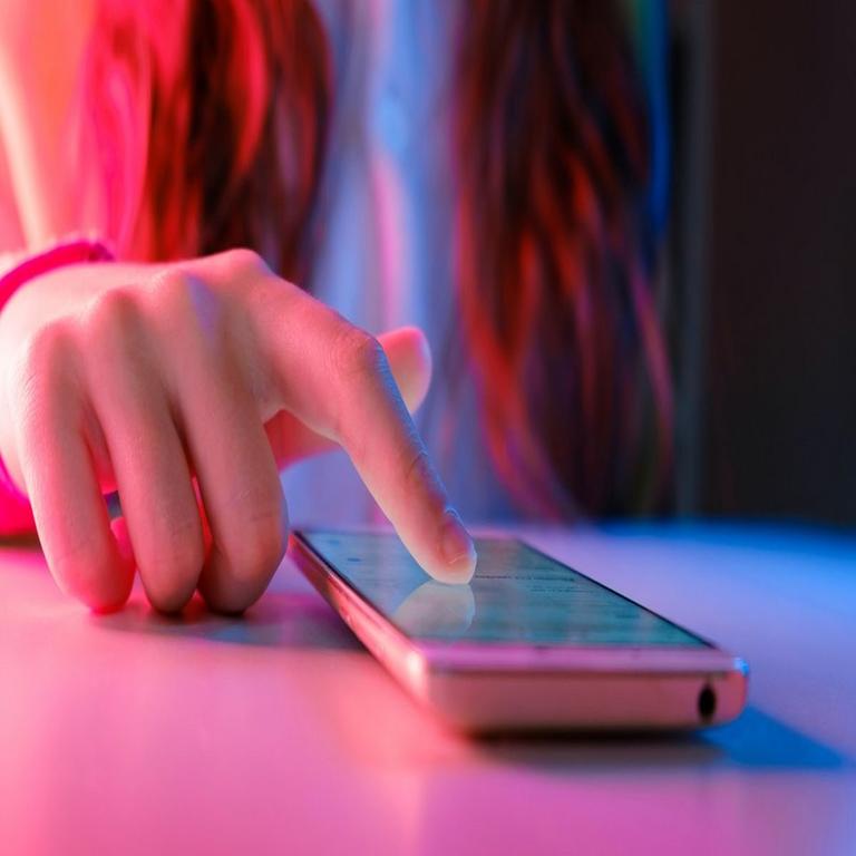 Especialistas advierten: el hábito de la generación Z que incrementa los riesgos en la red