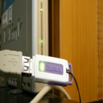 ¿Existe algún riesgo al utilizar el puerto USB del router para cargar otros dispositivos?