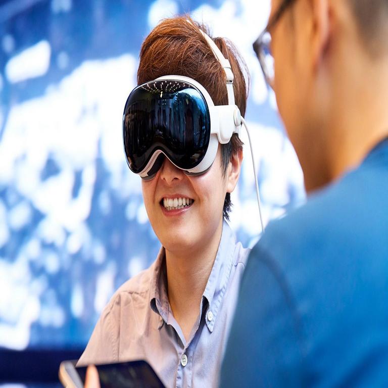 Apple planea dos novedades para sus Vision Pro: un modelo más económico y liviano, y otro con integración a los Mac.