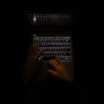 Empresa de inteligencia de amenazas intercambia criptomonedas por cuentas en la dark web.