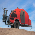 Despedida a las caravanas: este innovador remolque brinda un área confortable para descansar y lleva bicicletas.
