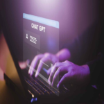 OpenAI retira la última actualización de ChatGPT por promover contenidos peligrosos y conductas de riesgo