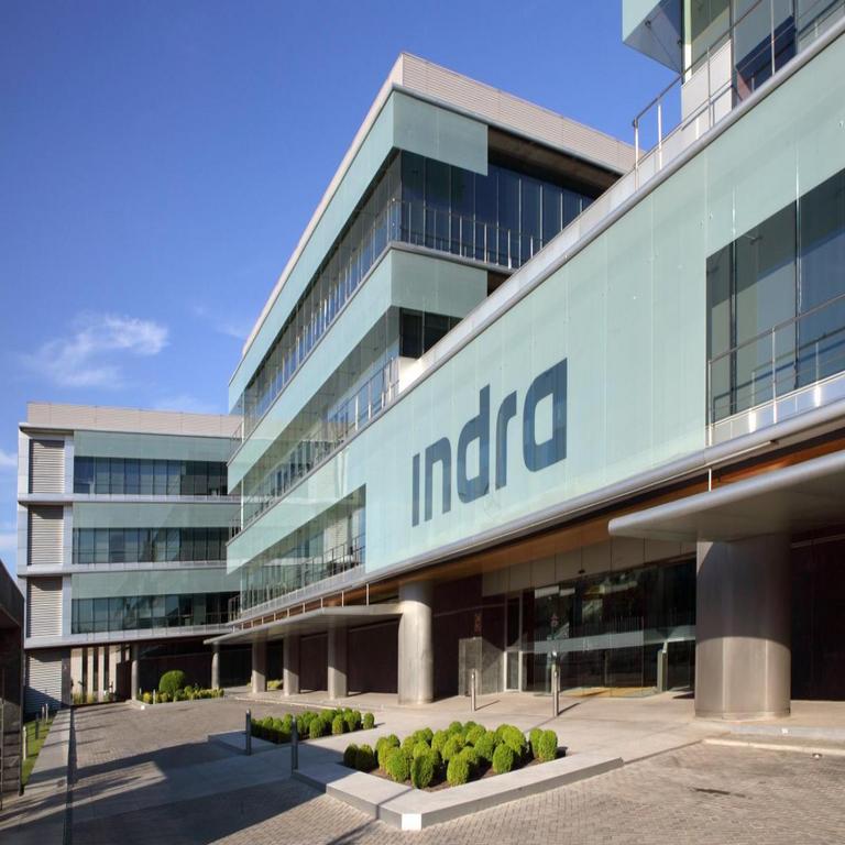 Indra contrata a KPMG para evaluar una potencial fusión con Escribano