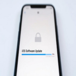 Apple implementa correcciones críticas para tres vulnerabilidades recientes de día cero en versiones antiguas de iOS y macOS.