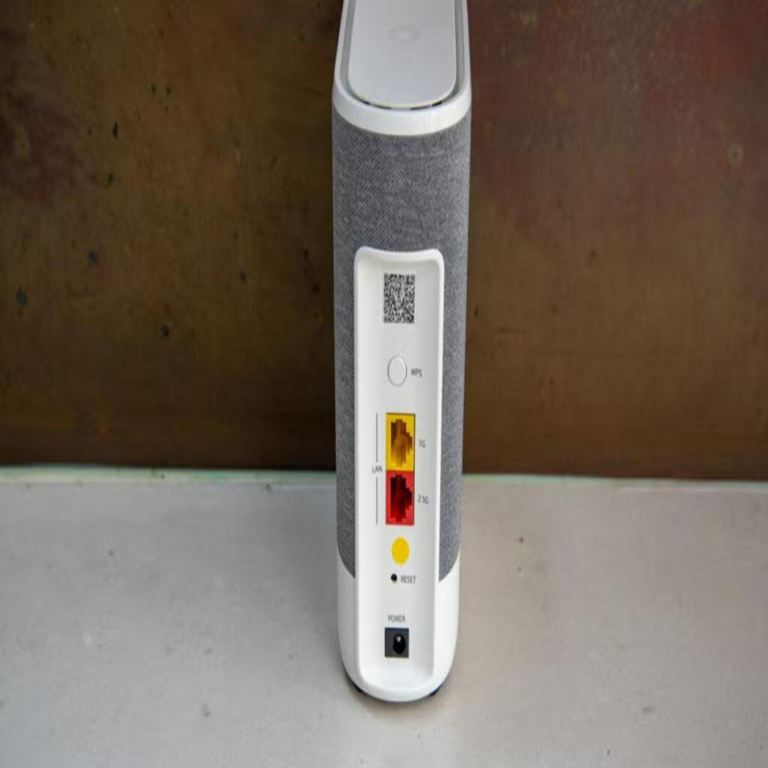 Ubicar tu router en este lugar es habitual, pero es mejor evitarlo para prevenir fallos en la conexión.