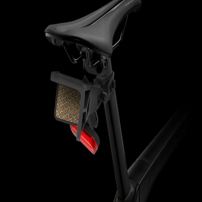 Un dispositivo innovador que aumenta la visibilidad de los ciclistas y previene accidentes: se instala bajo el asiento.