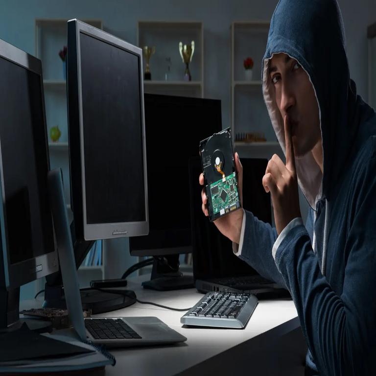 Métodos para relacionar registros web e indicadores de red en la detección de robos de credenciales