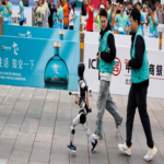 Desperfectos en robots humanoides durante su debut en una media maratón: cabezas desprendidas, tropiezos y recalentamientos