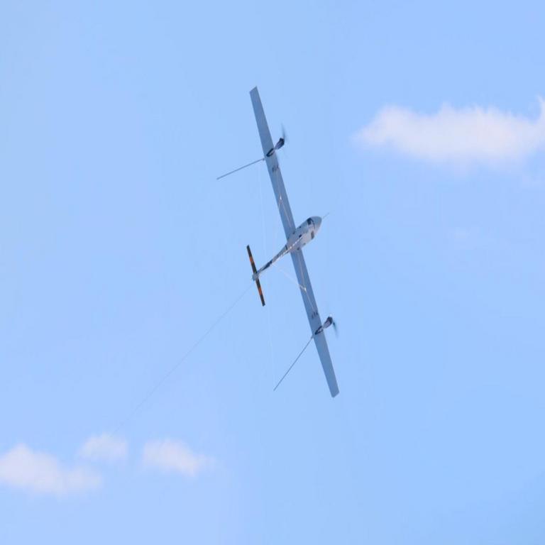 “Revolución energética: un dron innovador, anclado como cometa, recorta en 80% los costos de producción frente a los molinos eólicos tradicionales.”
