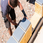 El bloque de madera que reemplazará al acero y el concreto: ensambla la estructura de una vivienda en una semana como piezas de Lego.