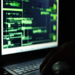 El FBI advierte sobre la posibilidad de suplantar identidades mediante mensajes SMS o llamadas de voz, instando a mantener precaución.