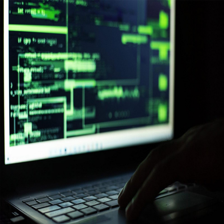 El FBI advierte sobre la posibilidad de suplantar identidades mediante mensajes SMS o llamadas de voz, instando a mantener precaución.