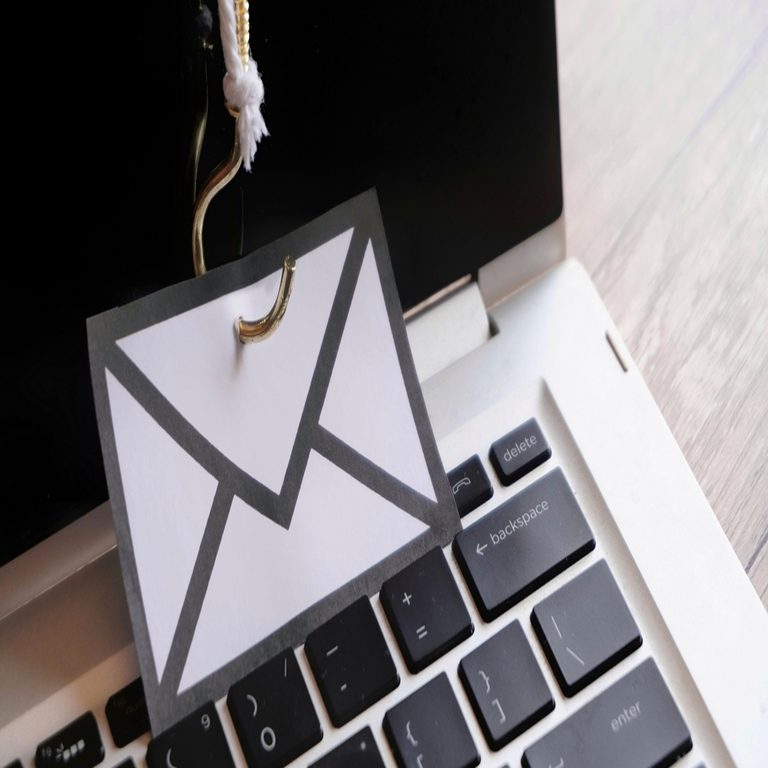 Nuevo ataque de phishing combina cifrado AES con paquetes npm envenenados.