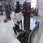 Optimus, el robot humanoide de Elon Musk, adquiere habilidades culinarias y de recolección de residuos mediante tutoriales de YouTube.