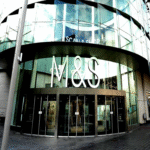 Marks & Spencer enfrenta un impacto en sus ganancias de 402 millones de dólares tras un ciberataque.