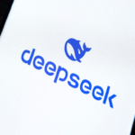 Amenazas de seguridad en inteligencia artificial de código abierto expuestas por DeepSeek.