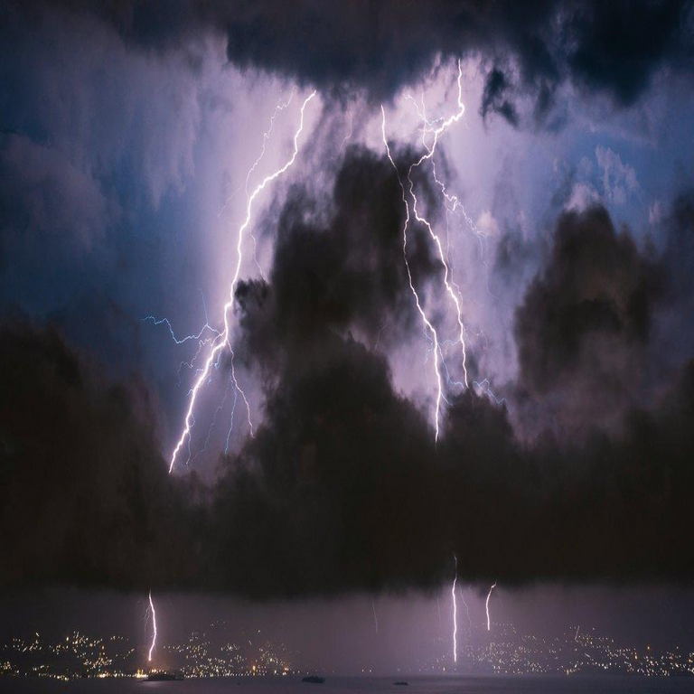 Actúa preventivamente: desconecta este equipo ante tormentas eléctricas para evitar daños.