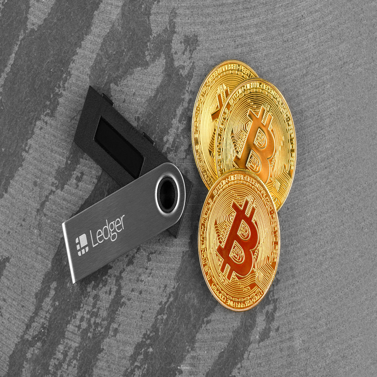 Las billeteras Ledger y Exodus implementan tarjetas para facilitar pagos con criptomonedas.