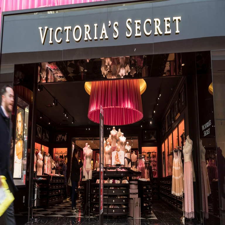 Victoria’s Secret suspende operaciones en línea tras reportarse un incidente.