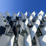 Sistema innovador para el enfriamiento rápido y eficiente de edificios sin emplear aire acondicionado ni toldos.
