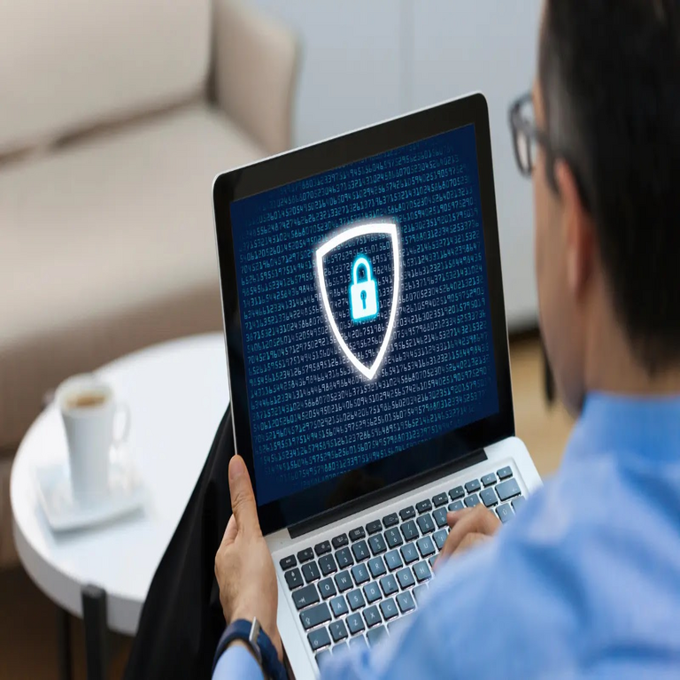 Cumplimiento de normativas de privacidad de datos en los marcos regulatorios para 2025.