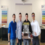 Tres ingenieros innovan con un sistema que produce hidrógeno económico y sostenible utilizando el movimiento vehicular