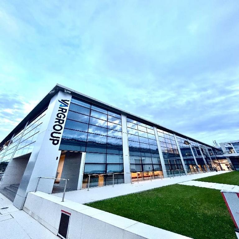 Var Group fortalece la inteligencia artificial en España mediante compras estratégicas.