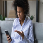 Las autoridades advierten sobre el fraude de “llamada errónea” que se propaga rápidamente en dispositivos iOS y Android.
