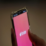 Controversia en Tinder: implementación de filtros por altura para establecer conexiones.
