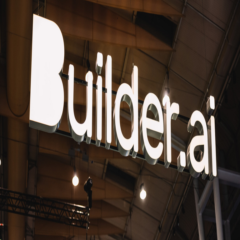Builder.ai prometía revolucionar la programación mediante inteligencia artificial, pero en realidad operó de forma convencional empleando 700 personas para simular el funcionamiento de un sistema de IA.