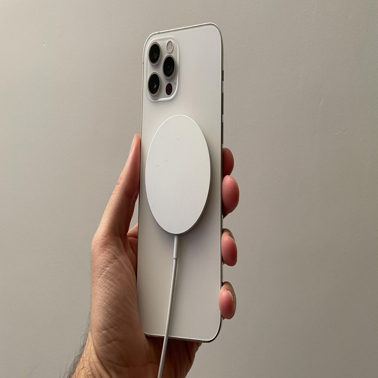 El iPhone 17 destacaría por su avanzada capacidad de carga inalámbrica, según evidencian estos cargadores MagSafe filtrados.