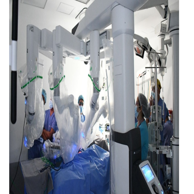 El procedimiento quirúrgico realizado a un bebé mediante asistencia robótica en colaboración con un urólogo en Colombia generó impacto en la comunidad médica latinoamericana por sus resultados.