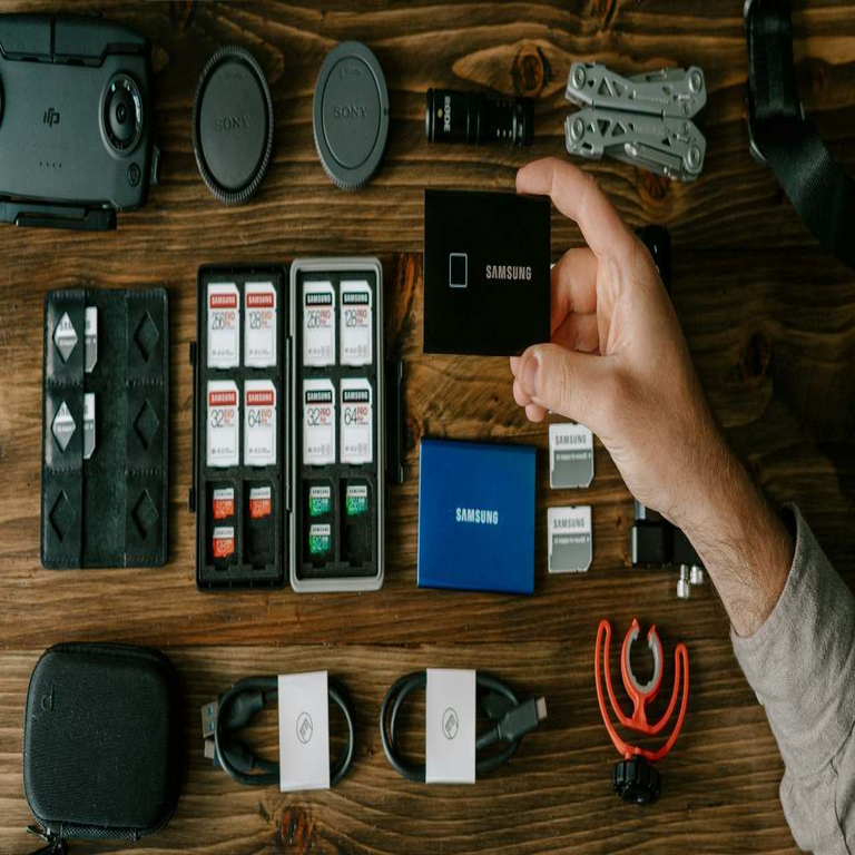 Los 5 dispositivos esenciales que siempre incluyo en mis viajes internacionales y que también deberías considerar llevar.