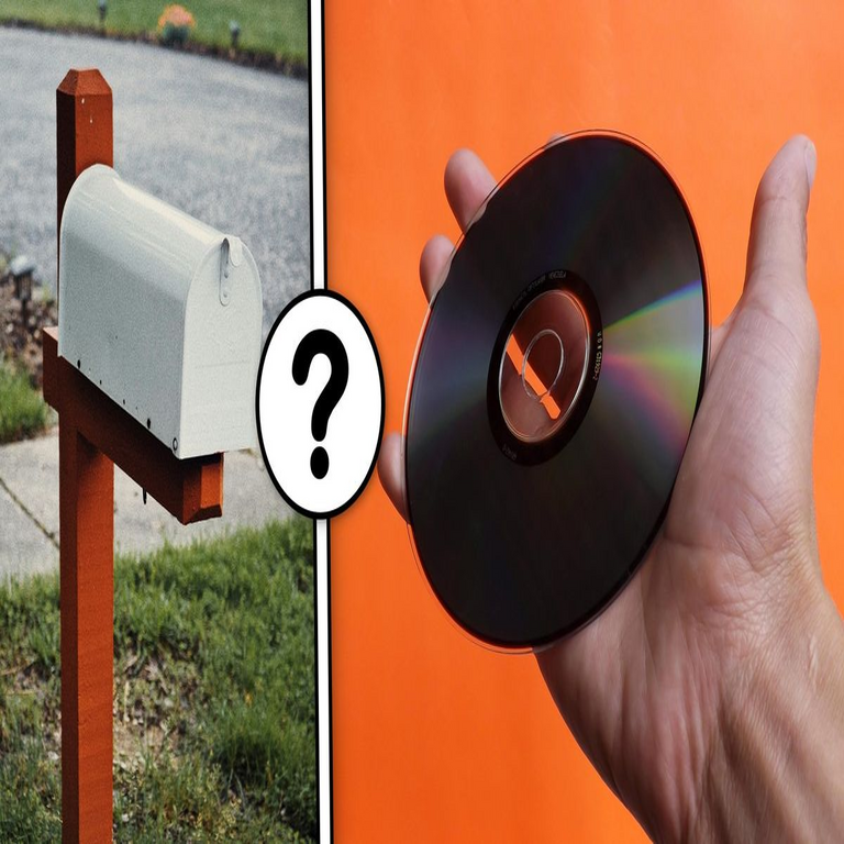 En su buzón localiza un disco compacto con la leyenda “regalo del vecindario” y al reproducirlo escucha la advertencia: “¡Podrían tratarse de falsificadores!”.