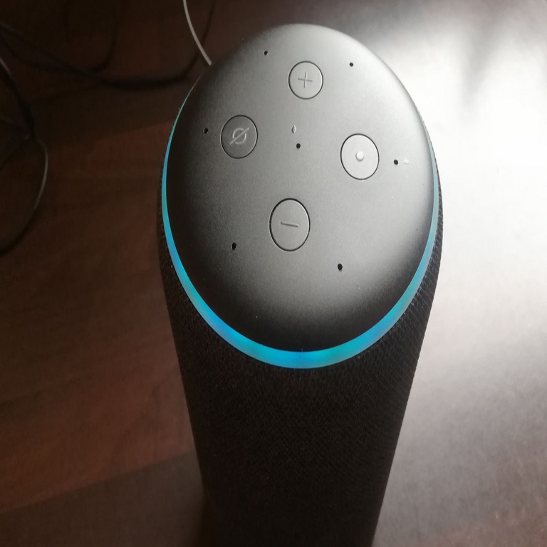 Consumo energético de un altavoz Alexa en modo de espera conectado permanentemente.