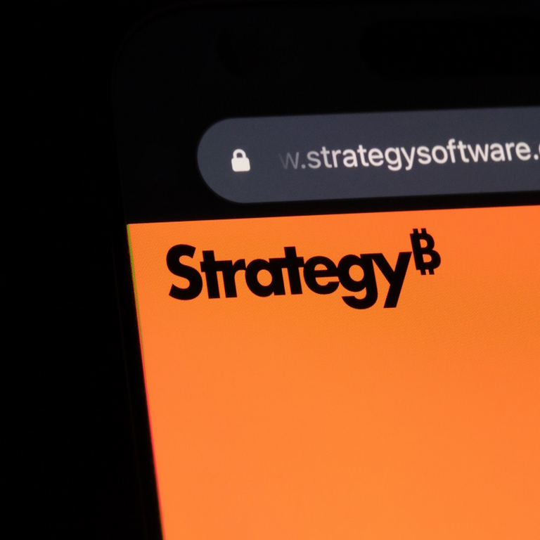 Strategy lanzó en Nasdaq una nueva acción preferente respaldada por bitcoin.
