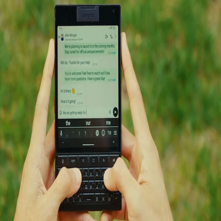 Directo a la nostalgia: así es el smartphone que retoma lo clásico con un teclado similar al BlackBerry.