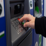 Así pueden extraer todo tu dinero de un cajero sin que lo detectes: medidas para prevenir fraudes en cuentas bancarias.