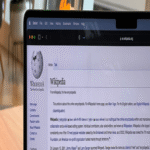 Wikipedia implementó inteligencia artificial para generar resúmenes de artículos, pero sus editores lograron evitarlo mediante una resistencia organizada.