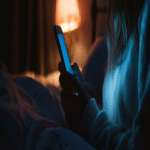 Razones por las cuales no se recomienda dormir con el dispositivo móvil bajo la almohada.
