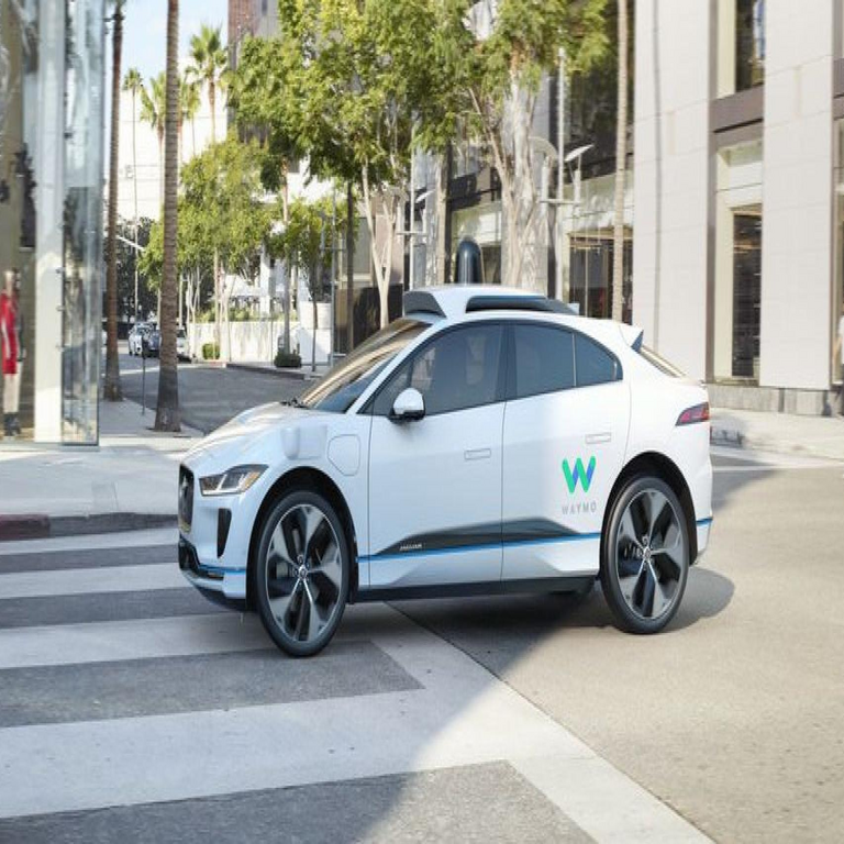 Google reta a Tesla: amplía la cobertura de los vehículos autónomos de Waymo a distancias sin precedentes.